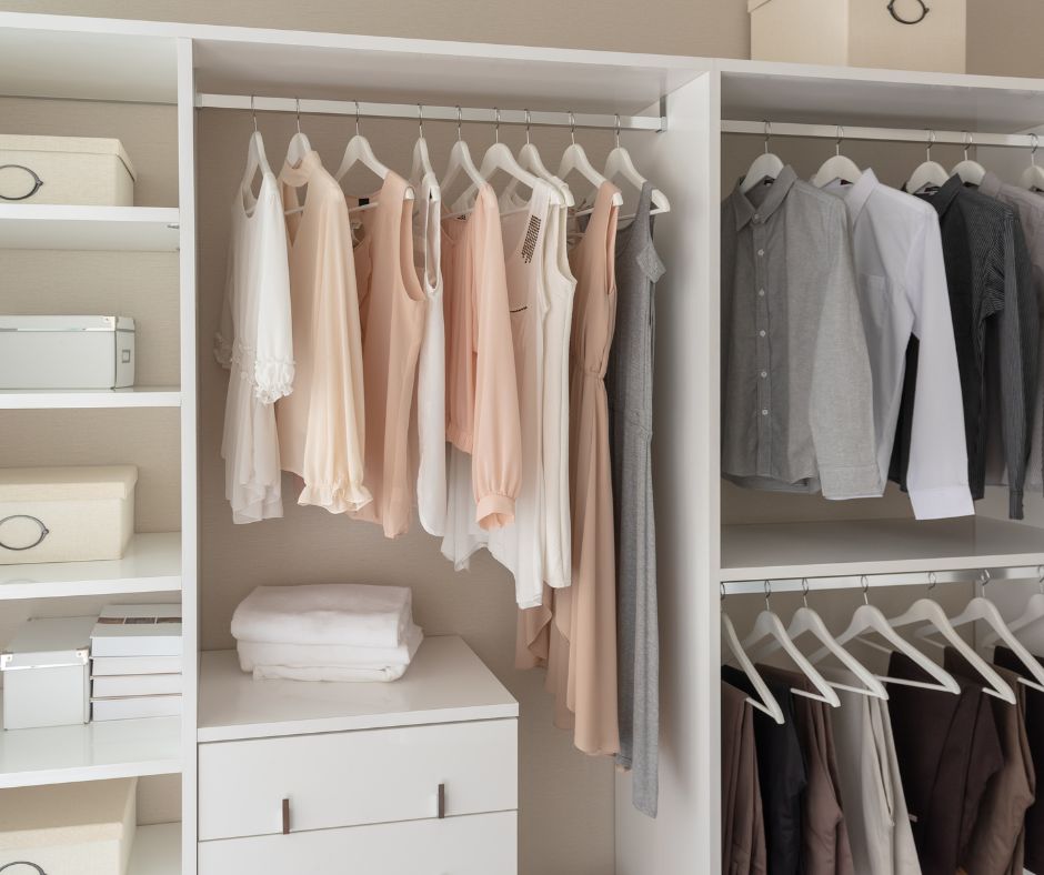 Read more about the article לפי גזרה או צבע: איך צריך לארגן את ארון הבגדים שלכם?